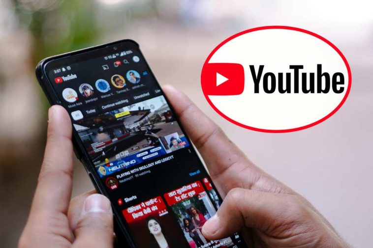 Un telefono collegato a YouTube e, in evidenza, il logo della piattaforma