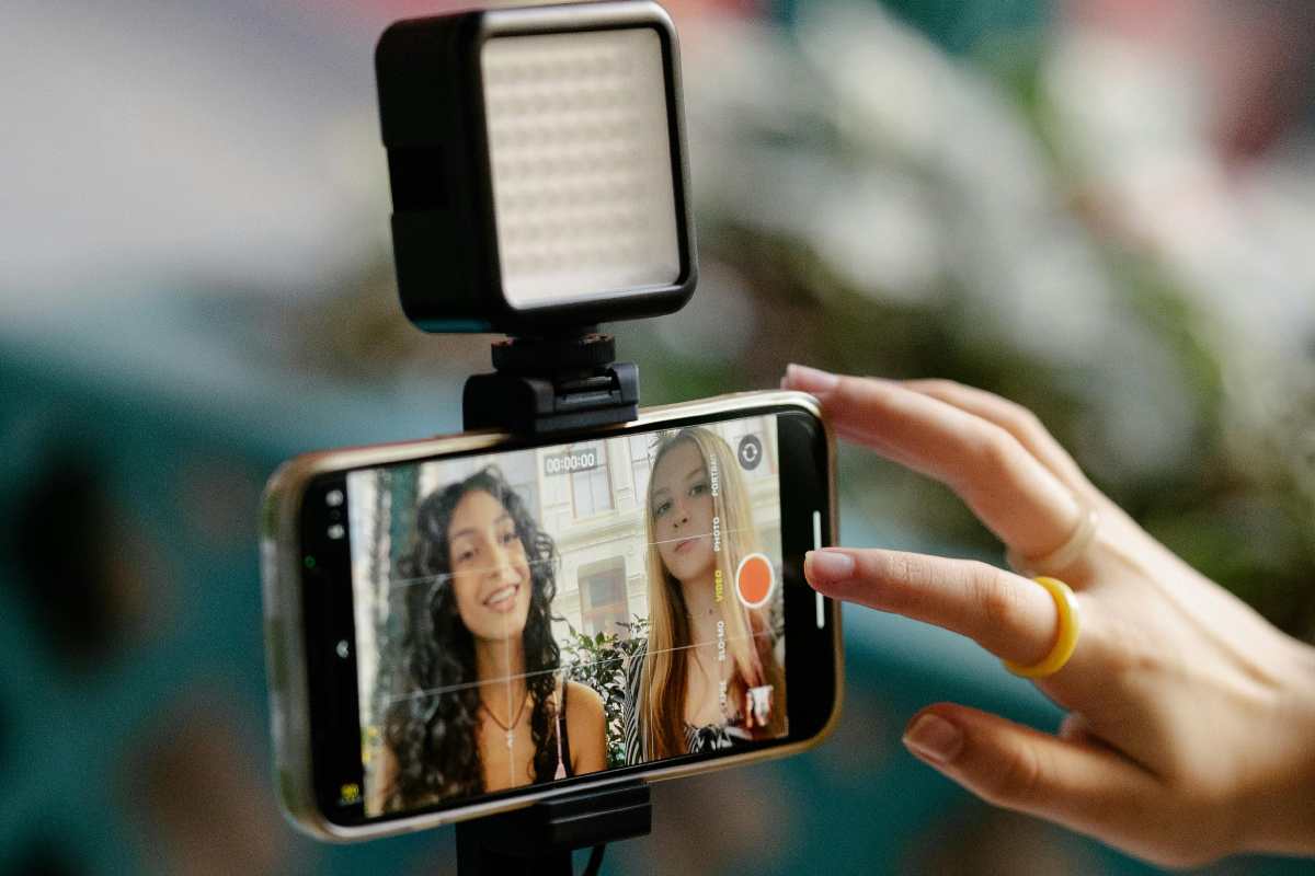 Ragazze che registrano un video sul telefono per YouTube