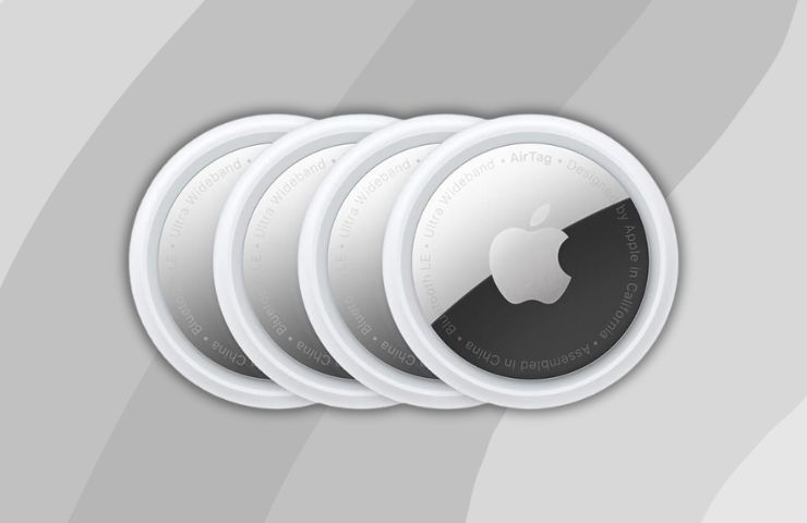 AirTag su sfondo grigio