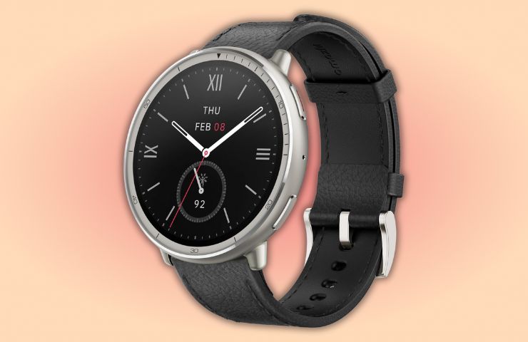 amazfit active 2 su sfondo rosa