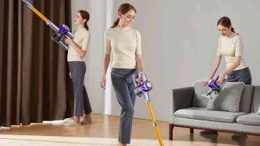 tre volte la stessa persona che utilizza l'aspirapolvere tdyon in tre modi diversi