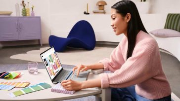 persona che sta utilizzando l'Asus Vivobook sul tavolo