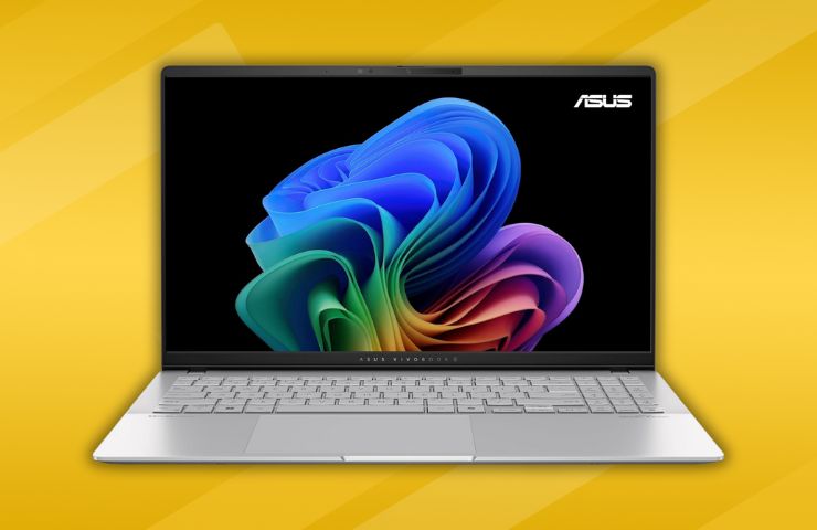 vivobook 15 su sfondo giallo