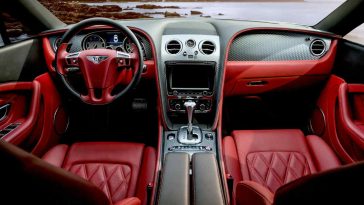 Interni di un'auto di lusso