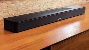 Bose Smart Soundbar Dolby Atmos su mobile di legno