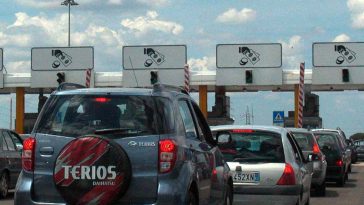 Auto in fila nei pressi di un casello autostradale