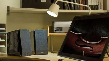 due casse accanto a schermo con lampada