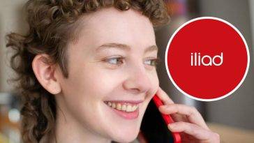 Una ragazza sorridente al telefono e, in evidenza, il logo dell'operatore Iliad