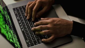 Un laptop con dei codici informatici