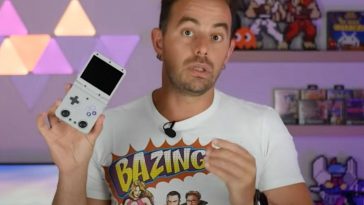 youtuber once were nerd con console portatile in mano