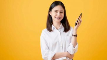 donna che sorride con smartphone