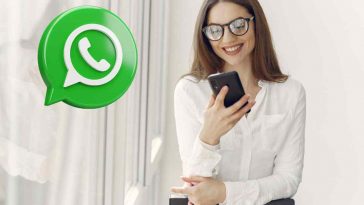 donna con in mano uno smartphone e logo whatsapp