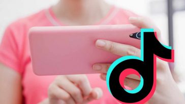 donna che usa un telefono rosa