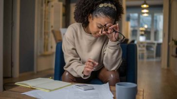 donna che pensa alle tasse