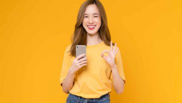 donna con smartphone