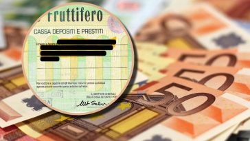 Un vecchio buono fruttifero cartaceo e, sullo sfondo, delle banconote da 50 euro