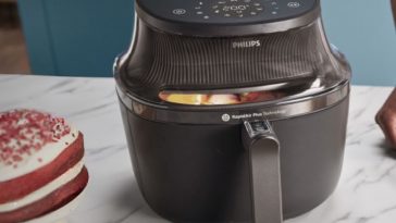 friggitrice ad aria su cucina. accanto torta