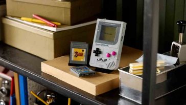 LEGO Game Boy appoggiato a uno scaffale