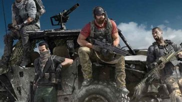 quattro soldati seduti su una jeep con armi d'assalto