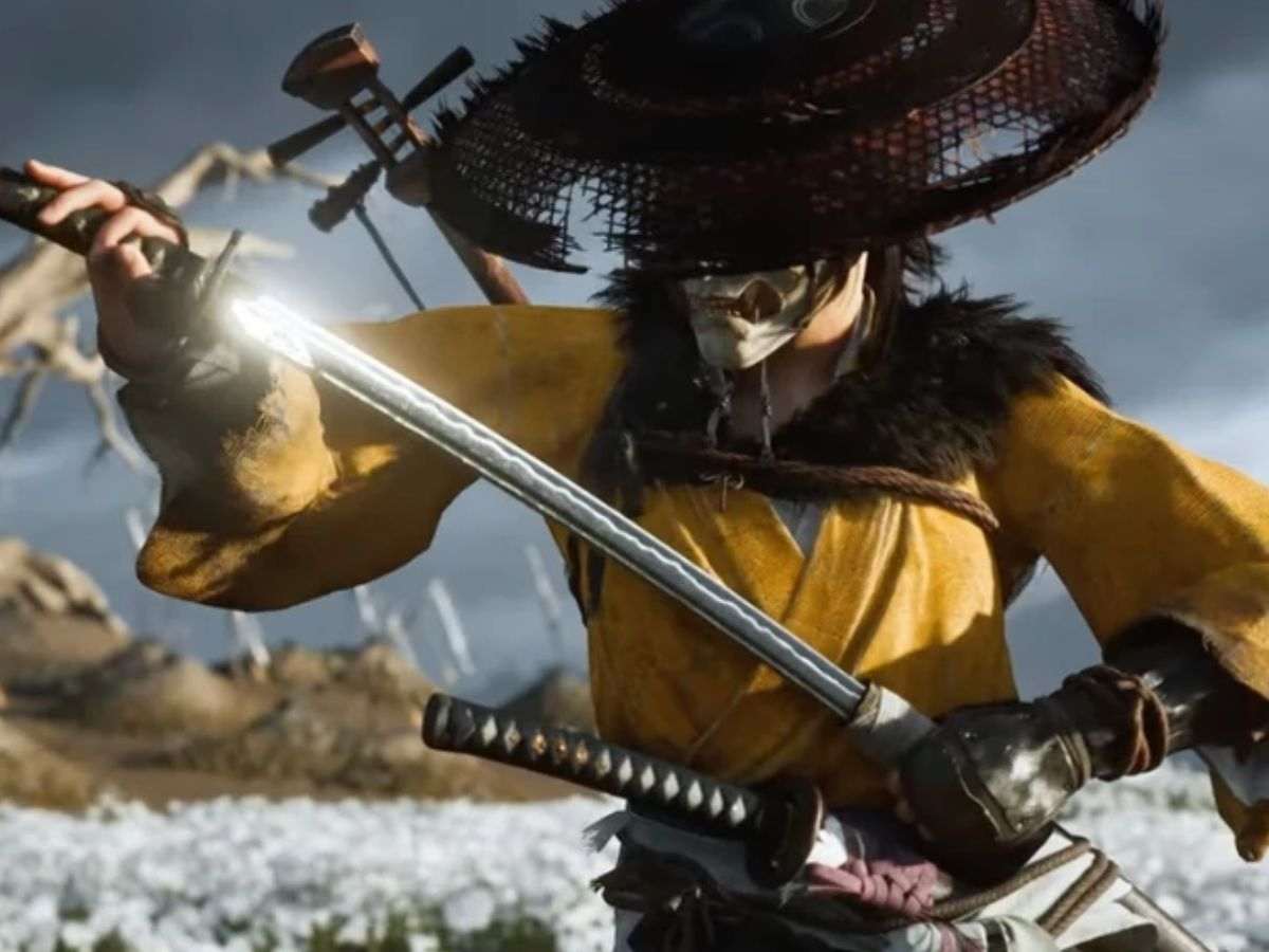 spadaccina con maschera da scheletro che estrae katana dal fodero