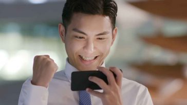 Ragazzo con in mano un cellulare