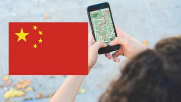 mani usano uno smartphone con bandiera cinese