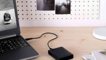 hard disk esterno WD collegato al PC portatile su una scrivania