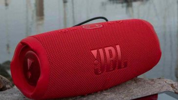 JBL Charge 5 su un molo