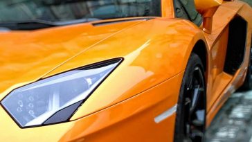 Un'auto sportiva arancione, particolare della fiancata