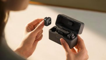 persona che toglie il microfono dji mic mini dalla sua confezione