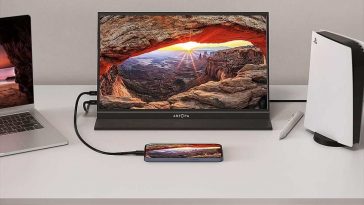 monitor Arzopa con PS5, PC e smartphone attaccati su un tavolino