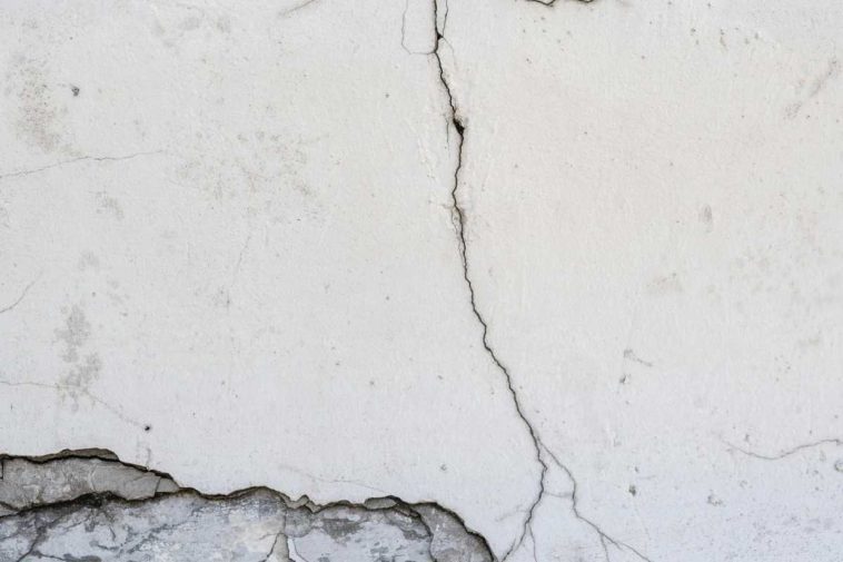 Una crepa vistosa in un muro di cemento