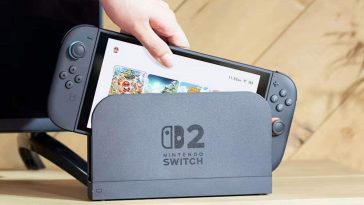 nintendo switch 2 che viene infilata in dock di ricarica