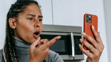 Problemi con una telefonata: ragazza arrabbiata