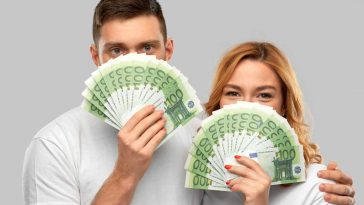 persone con soldi in mano