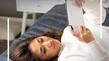 ragazza gioca con console portatile bianca