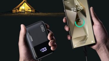 powerbank INIU collegato allo smartphone all'aria aperta in campeggio