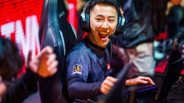 Sho "BlackRay" Hasegawa che festeggia con cuffie