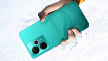 mano che stringe un realme 14t immerso nell'acqua