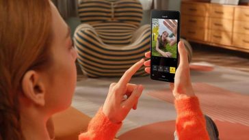 ragazza che sta usando la fotocamera frontale sul suo redmi note 14 pro