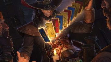 uomo con capello da cowboy con mazzo di carte lanciate in aria