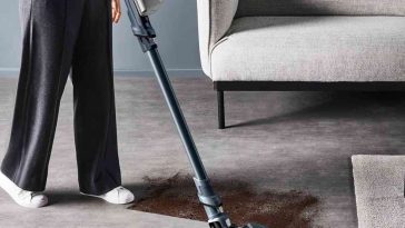 persona che sta usando l'aspirapolvere rowenta 6.60 per pulire sporco dal pavimento