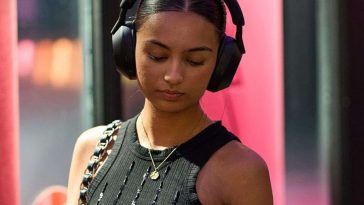 ragazza con cuffie che guarda in basso