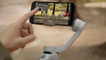 persona che sta utilizzando lo smartphone sullo stabilizzatore osmo