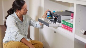 persona che sta sistemando l'inchiostro all'interno della stampante HP Smart Tank