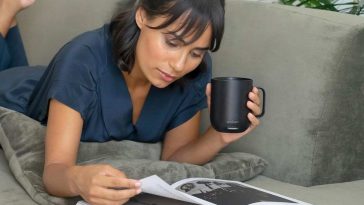 ragazza legge rivista con tazza in mano