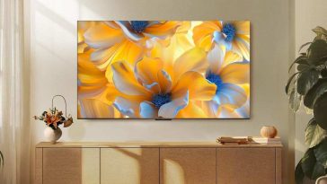 televisore TCL in una stanza appeso alla parete con fiori sullo schermo