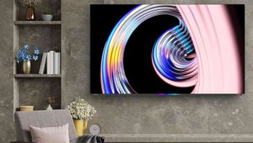 televisore thompson in salotto appeso su parete attrezata