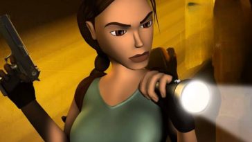 lara croft con pistola e torcia