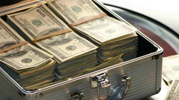 Una valigia con tanti dollari